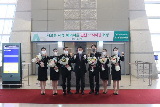 30일 열린 에어서울 인천~사이판 노선 취항식에서 에어서울 조진만(가운데) 대표가 운항 및캐빈승무원들과 기념 사진 촬영을 하고있는 모습. <에어서울 제공>